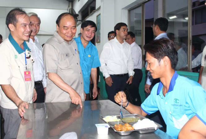 anh am ap bua com voi dan cua thu tuong vo chong nguyen chu tich nuoc