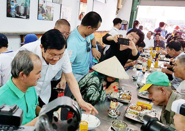 anh am ap bua com voi dan cua thu tuong vo chong nguyen chu tich nuoc