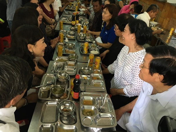 anh am ap bua com voi dan cua thu tuong vo chong nguyen chu tich nuoc