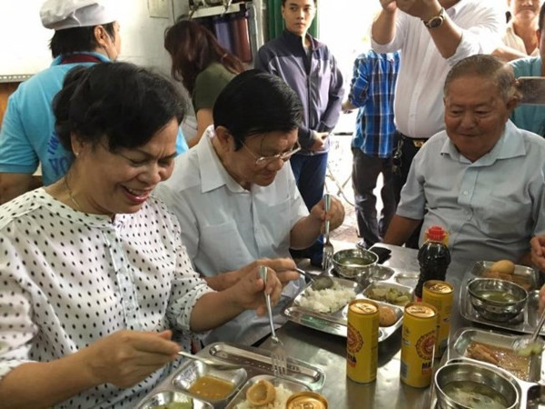 anh am ap bua com voi dan cua thu tuong vo chong nguyen chu tich nuoc