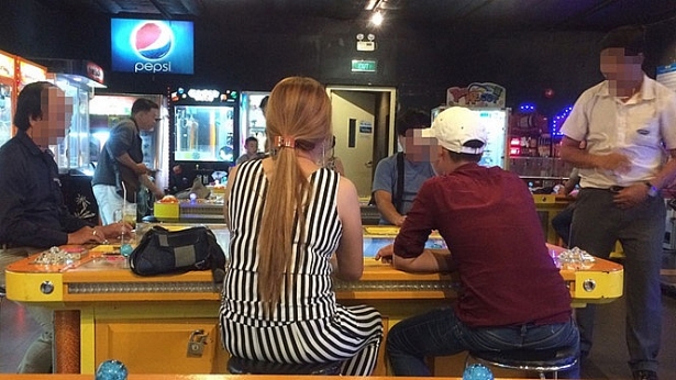 nguoi lon ban ca cay xu suot ngay dem o trung tam mua sam khap sai gon