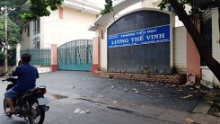 Giáo viên chủ nhiệm tát vào mặt, đá vào mông học sinh