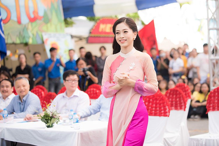 Á hậu Bùi Phương Nga về thăm trường trước khi thi Hoa hậu Quốc tế a hau bui phuong nga ve tham truong truoc khi thi hoa hau quoc te