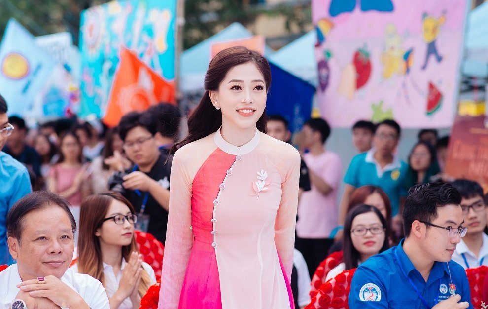 Á hậu Bùi Phương Nga về thăm trường trước khi thi Hoa hậu Quốc tế a hau bui phuong nga ve tham truong truoc khi thi hoa hau quoc te