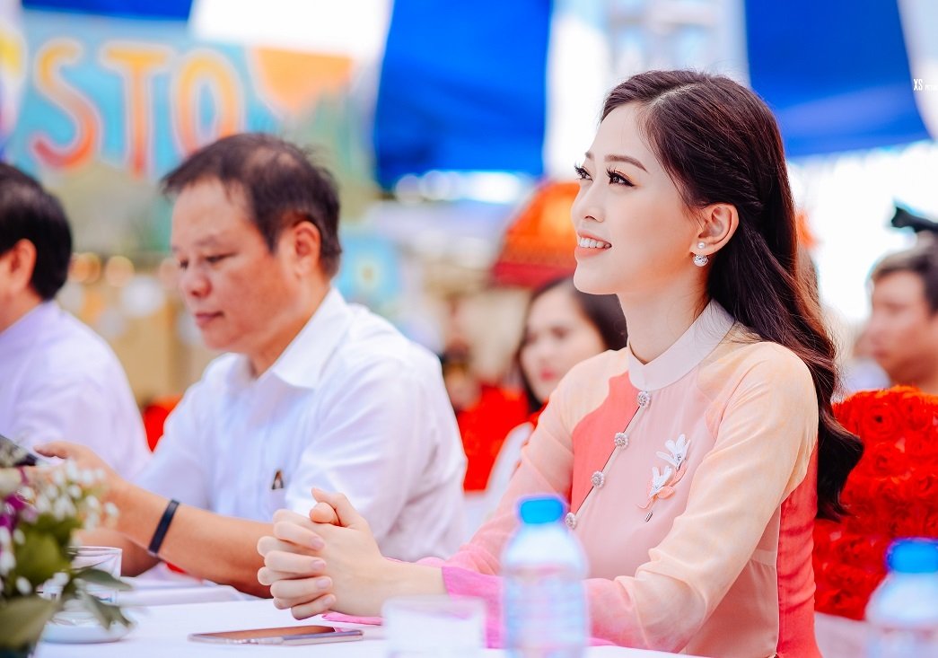 Á hậu Bùi Phương Nga về thăm trường trước khi thi Hoa hậu Quốc tế a hau bui phuong nga ve tham truong truoc khi thi hoa hau quoc te