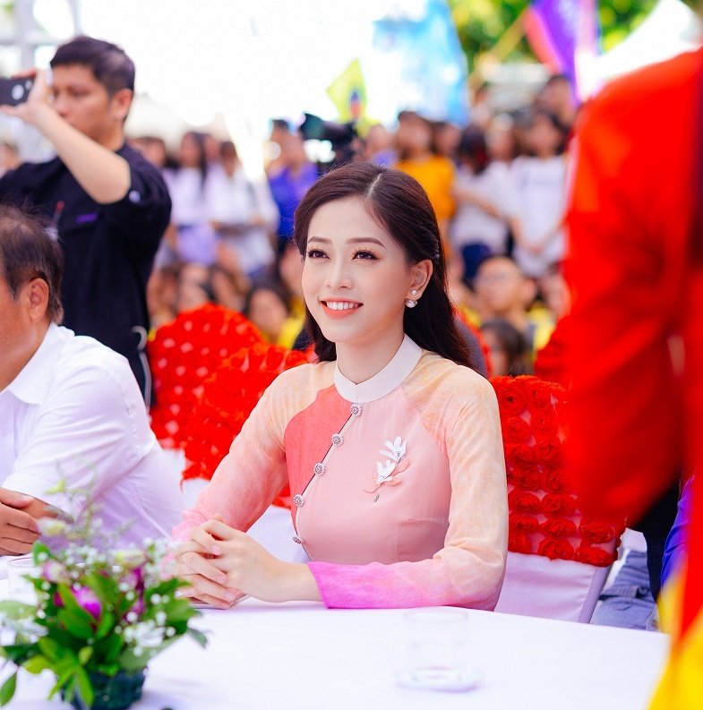Á hậu Bùi Phương Nga về thăm trường trước khi thi Hoa hậu Quốc tế a hau bui phuong nga ve tham truong truoc khi thi hoa hau quoc te