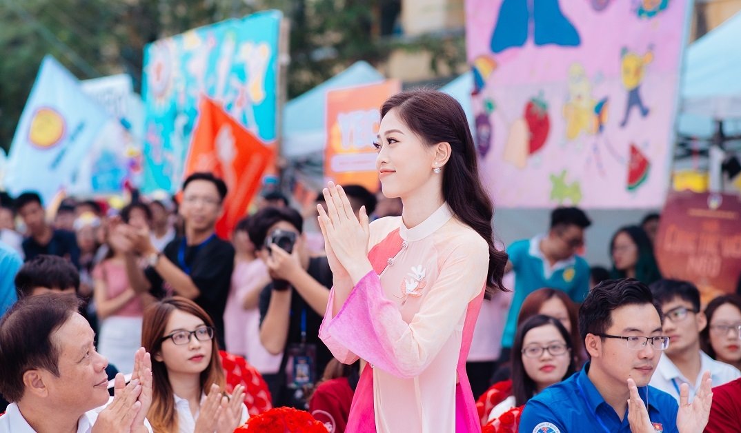 Á hậu Bùi Phương Nga về thăm trường trước khi thi Hoa hậu Quốc tế a hau bui phuong nga ve tham truong truoc khi thi hoa hau quoc te