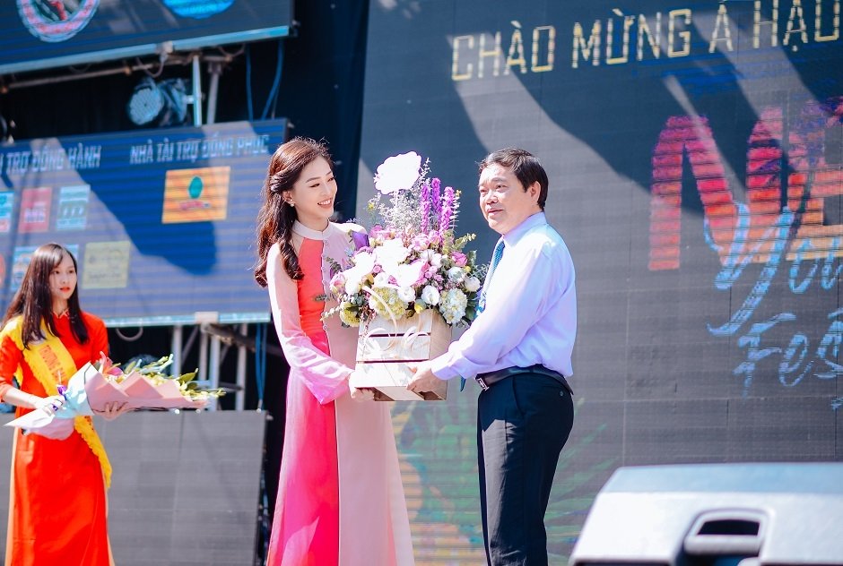 Á hậu Bùi Phương Nga về thăm trường trước khi thi Hoa hậu Quốc tế a hau bui phuong nga ve tham truong truoc khi thi hoa hau quoc te