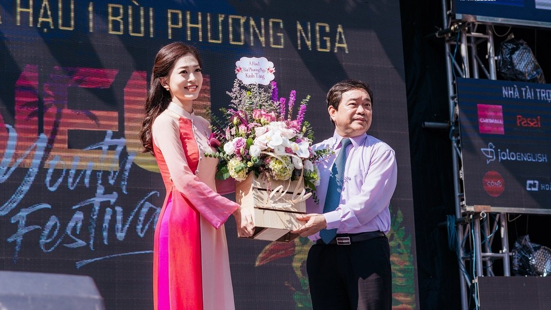 Á hậu Bùi Phương Nga về thăm trường trước khi thi Hoa hậu Quốc tế a hau bui phuong nga ve tham truong truoc khi thi hoa hau quoc te