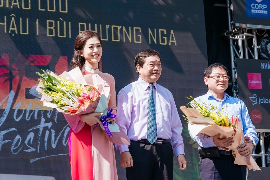Á hậu Bùi Phương Nga về thăm trường trước khi thi Hoa hậu Quốc tế a hau bui phuong nga ve tham truong truoc khi thi hoa hau quoc te