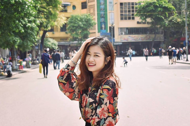sinh vien chup len co giao day triet hoc tren lop vi xinh dep