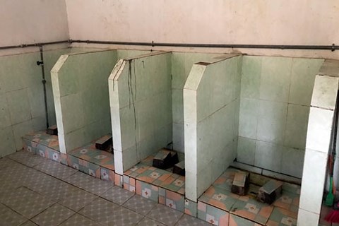 vi sao nha ve sinh o truong am anh hoc sinh