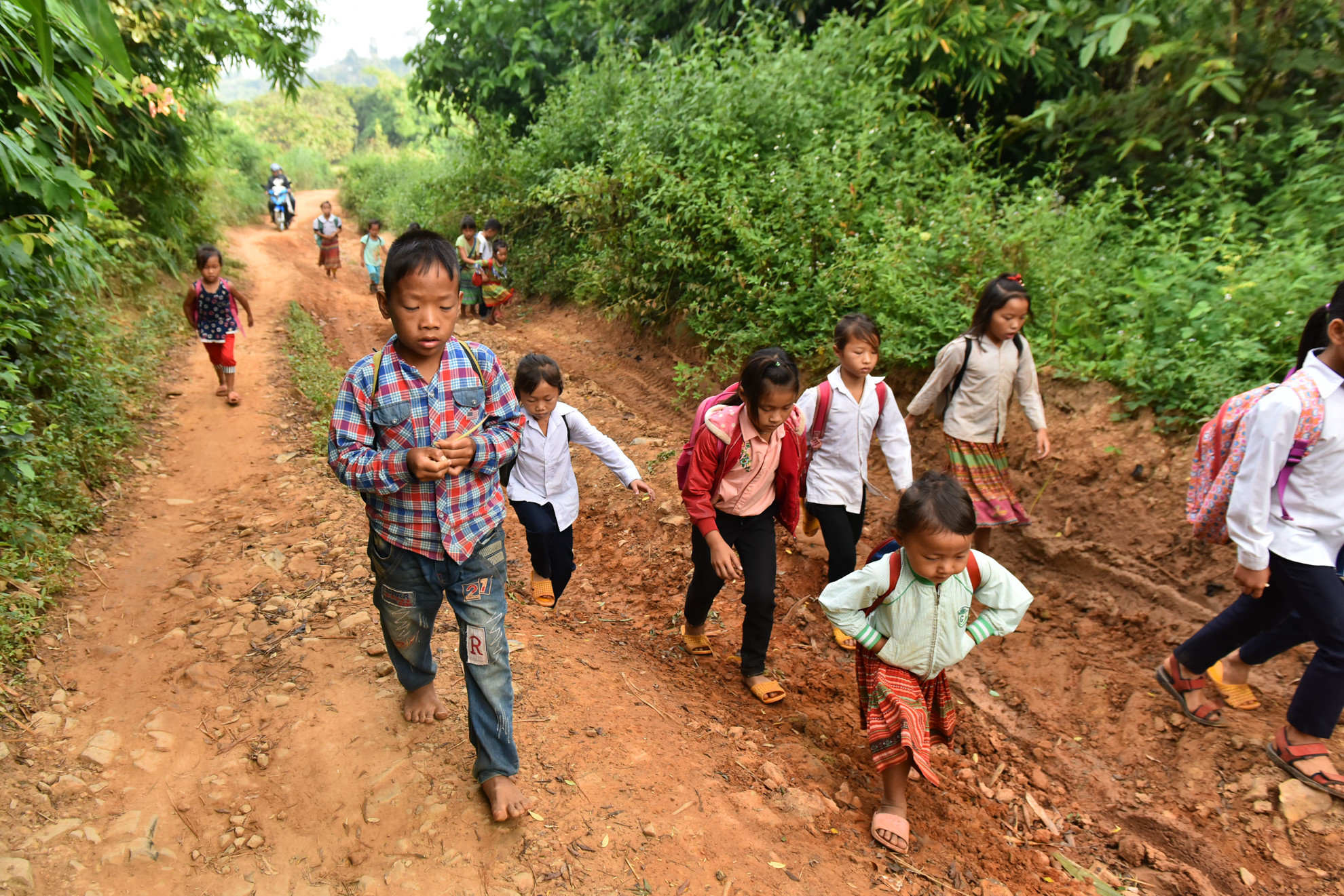 hanh trinh tim chu giua dem cua lu tre tren dinh nui