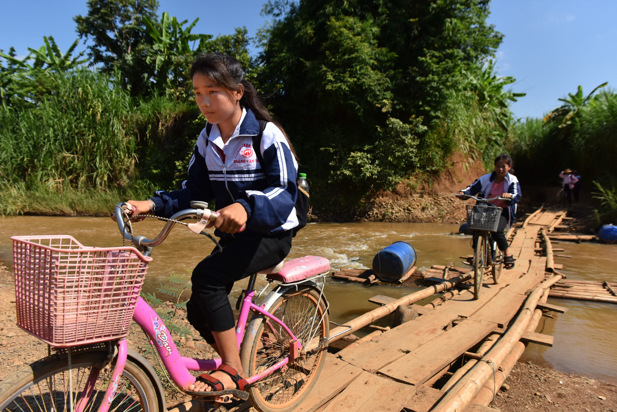 hanh trinh tim chu giua dem cua lu tre tren dinh nui