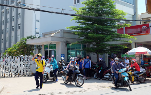sinh vien sai gon phan ung quy dinh mac ao thun co co