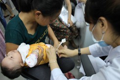 'Lệch' thời gian chích vắc xin sởi đang tạo lỗ hổng miễn dịch