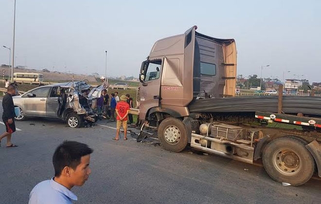 vu lui xe lam 10 nguoi thuong vong cho hop den xac dinh toc do xe container