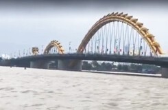 Đà Nẵng mưa dữ dội, nhiều tuyến đường ngập trắng