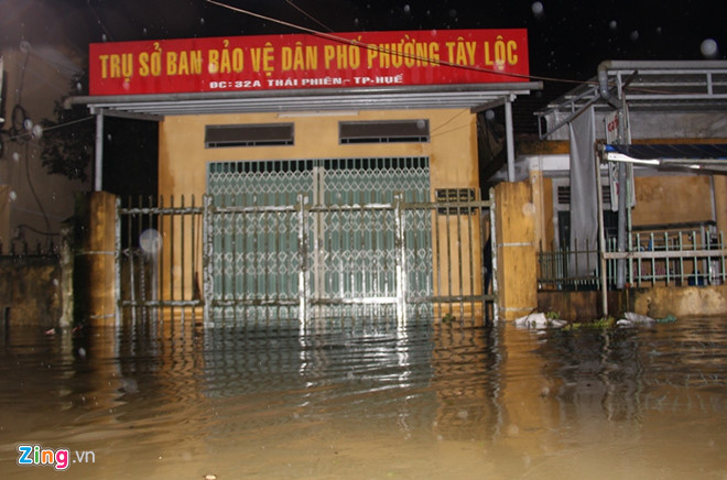 kinh thanh hue bi ngap sau nguoi dan trang dem canh lu