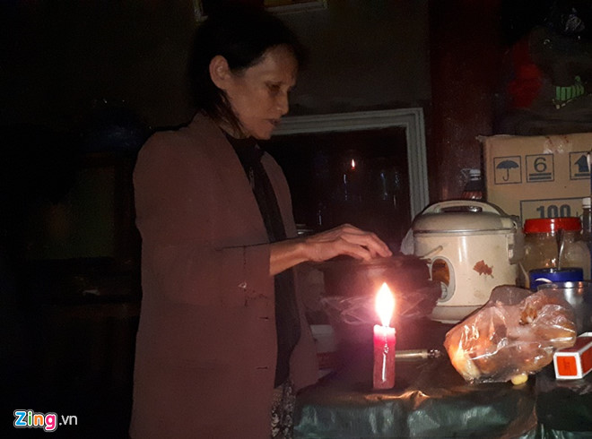 kinh thanh hue bi ngap sau nguoi dan trang dem canh lu