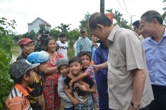 chu tich nuoc tran dai quang vao tan vung lu tham nguoi dan