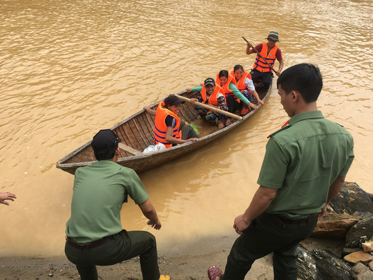 yeu cau thuy dien ngung xa lu de giai cuu 15 nguoi ket trong rung
