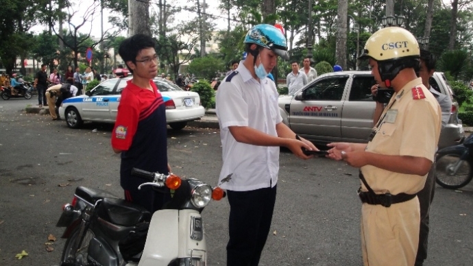 cam csgt ra duong bat vi pham tin vui cho nguoi dan sai thanh