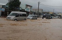 Quốc lộ 20 biến thành 'sông', ô tô nối đuôi nằm chờ
