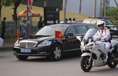 Ông Tập Cận Bình rời khách sạn, bắt đầu lịch trình trong ngày cuối thăm chính thức Việt Nam
