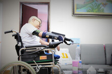 Chiến sĩ duy nhất sống sót vụ máy bay rơi hạnh phúc nhận đôi tay giả