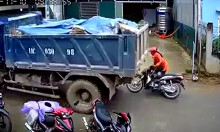 Xe tải lùi ẩu, suýt 'nuốt chửng' người phụ nữ đi xe máy
