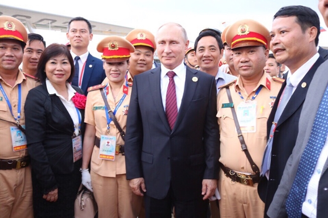 nu csgt duy nhat duoc tong thong nga putin bat tay cam on
