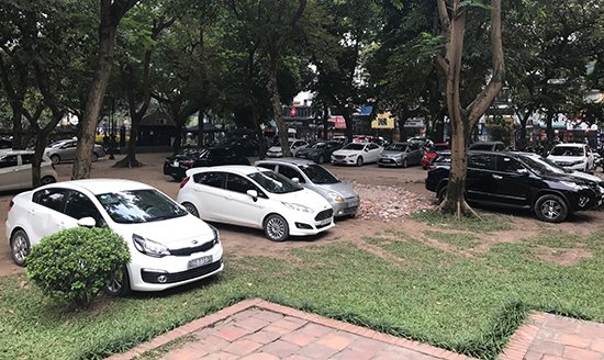 bai trong xe khong phep hang chuc nam o van mieu quoc tu giam ha noi