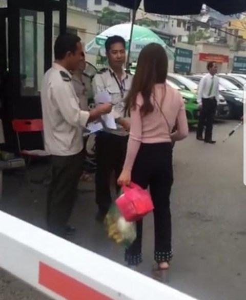 bao ve benh vien bach mai chan xe cuu thuong khong cho vao don benh nhan