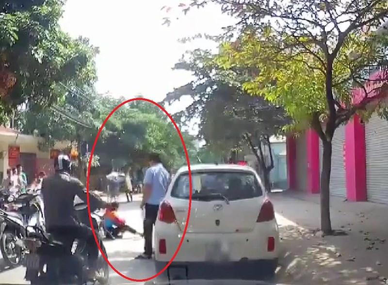 mo cua o to lam be gai nga nhao tai xe chi dung nhin