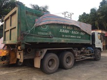 Bắt tại trận tài xế chở cả xe tải rác đi đổ trộm