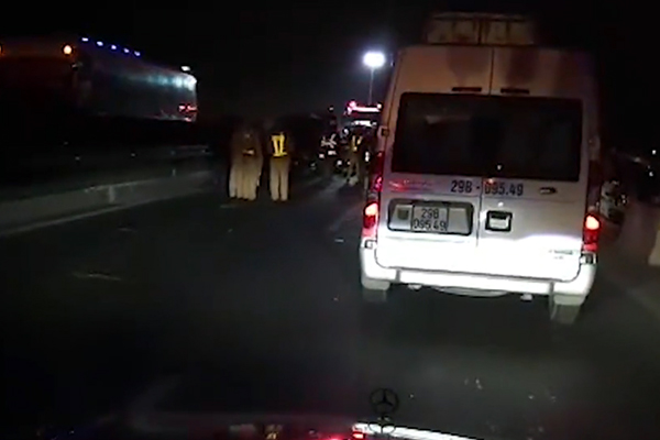 Hai xe tải đâm nhau, cao tốc Pháp Vân ùn tắc hơn 2 tiếng hai xe tai dam nhau cao toc phap van un tac hon 2 tieng