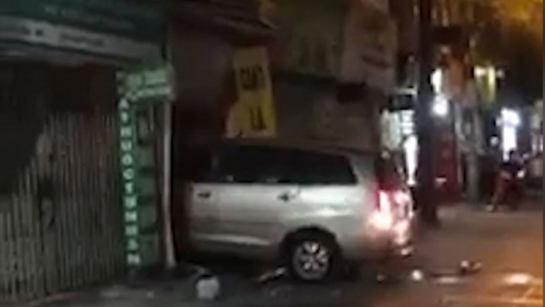 vu o to 7 cho dam thang vao nha dan dinh lao xe vao doa vo nhung nham sang nha hang xom
