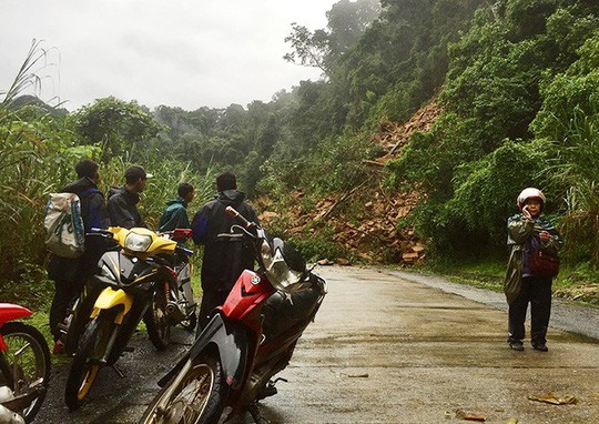 lo nui duong ho chi minh 2 can bo bo xe chay