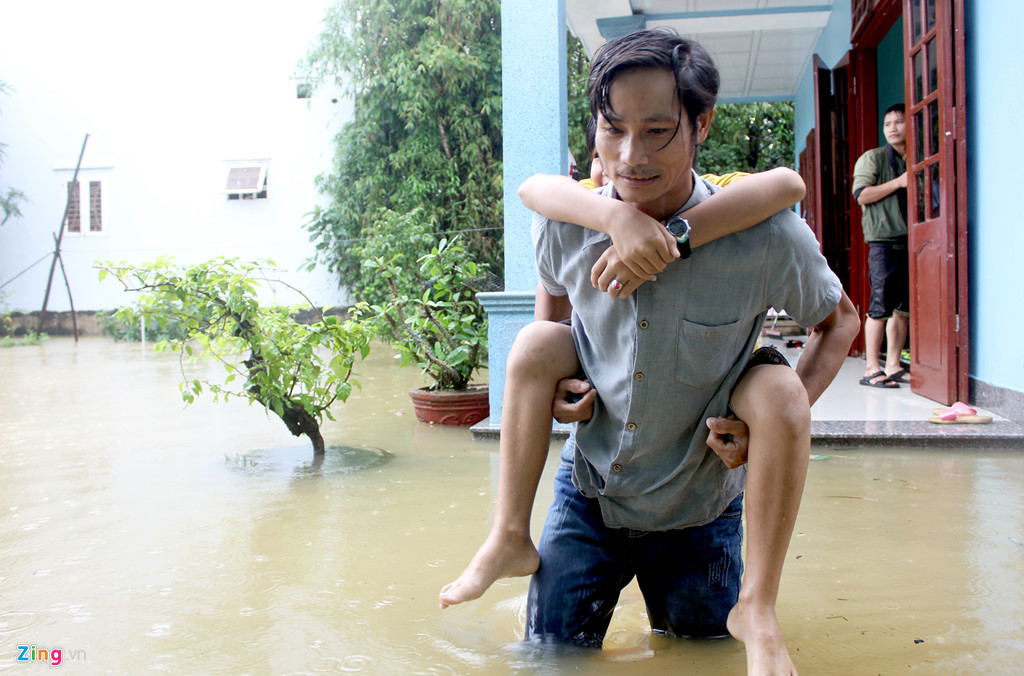nguoi dan quang nam lai tat bat chay lu