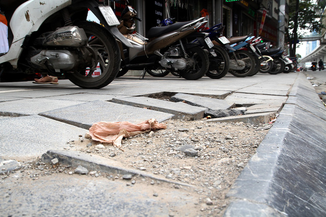 nhieu quan ha noi hieu sai chi dao lat da via he o at