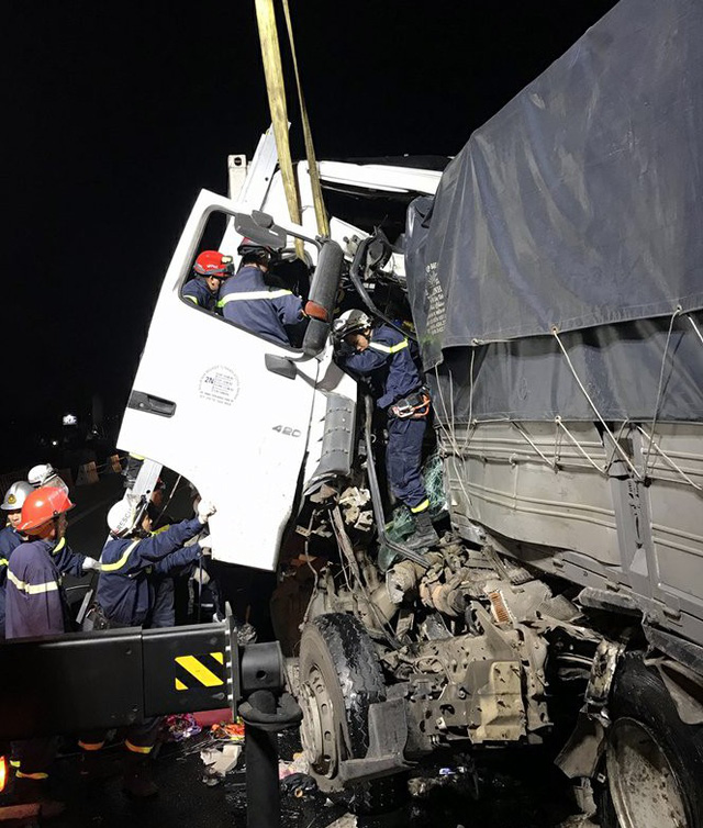 Hà Nội: 3 ô tô dồn toa trên cao tốc, 2 người tử vong ha noi 3 o to don toa tren cao toc 2 nguoi tu vong