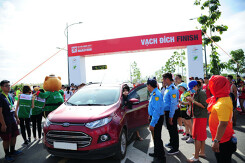 Ô tô lao về vạch đích đường chạy marathon khi vận động viên đang 'nước rút'