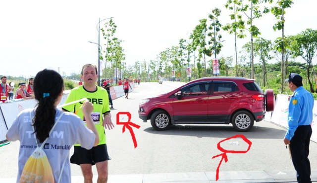 o to lao ve vach dich duong chay marathon khi van dong vien dang nuoc rut
