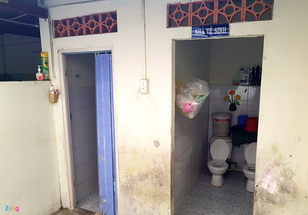 ben trong dia nguc mam xanh noi bao mau dung dao danh tre em