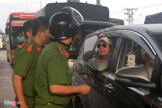 bot cai la y hon loan nhieu nguoi qua khich bi canh sat ap giai