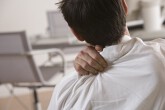 Người đàn ông bị nhức vai, đi khám sốc vì ung thư phổi giai đoạn cuối