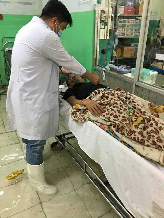 sai gon ngap nang bac si mang ung bi bom loi nuoc cap cuu benh nhan