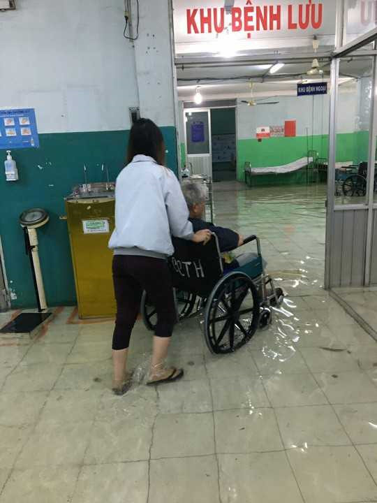 sai gon ngap nang bac si mang ung bi bom loi nuoc cap cuu benh nhan