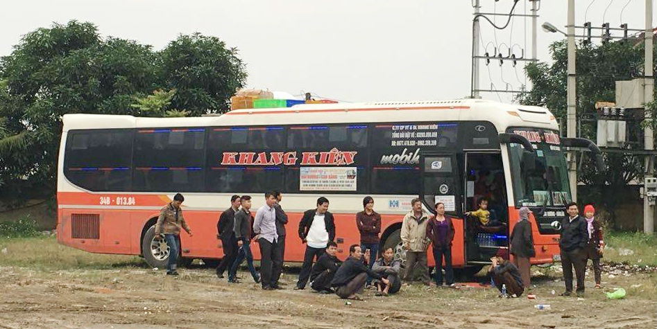 xe khach cho phao lau lot luoi cuc canh sat giao thong